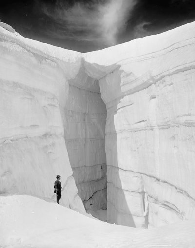 Asulkan-gletsjer vanuit ijsgrot, Selkirk Mountains, British Columbia, ca. 1902 (zw/w foto) door Detroit Publishing Co.
