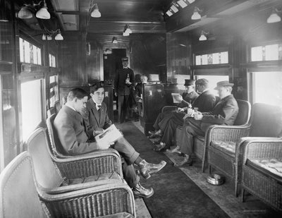 Groep mannen die reizen in buffetbibliotheekwagen op Deluxe Overland Limited Train, USA, c.1915 door Detroit Publishing Co.