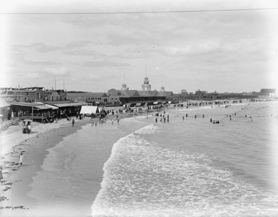 Narragansett Beach en Pier, Rhode Island, ca. 1899 (zwart-wit foto) door Detroit Publishing Co.