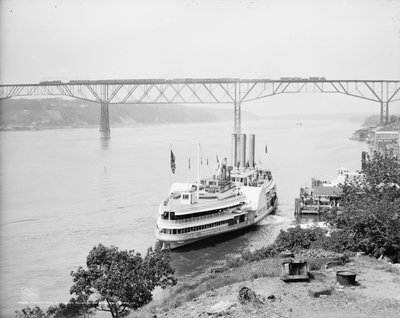 Over en onder de Poughkeepsie brug, Poughkeepsie, N.Y., ca. 1906 door Detroit Publishing Co.