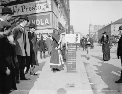 Kerstman die donaties verzamelt voor Volunteers of America op Broadway in New York City, c. 1903 door Detroit Publishing Co.
