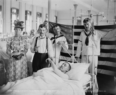 Het nemen van de pols van een patiënt, Brooklyn Navy Yard Hospital door Detroit Publishing Co.