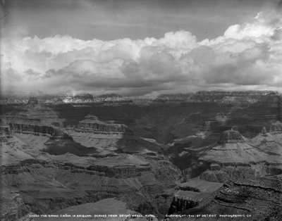 De Grand Canyon in Arizona tegenover Bright Angel Hotel, c.1900 door Detroit Publishing Co.
