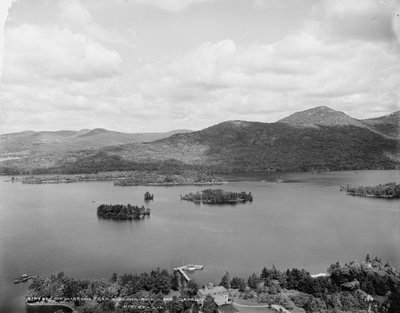 De Narrows vanaf Shelving Rock, Lake George door Detroit Publishing Co.