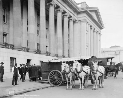 U.S. Treasury Currency Wagon, Washington, D.C., ca. 1906 (zwart-wit foto) door Detroit Publishing Co.