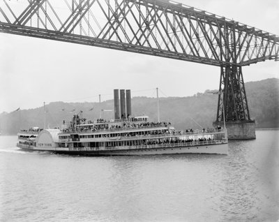 Onder de Poughkeepsie-brug, New York, ca. 1906 door Detroit Publishing Co.