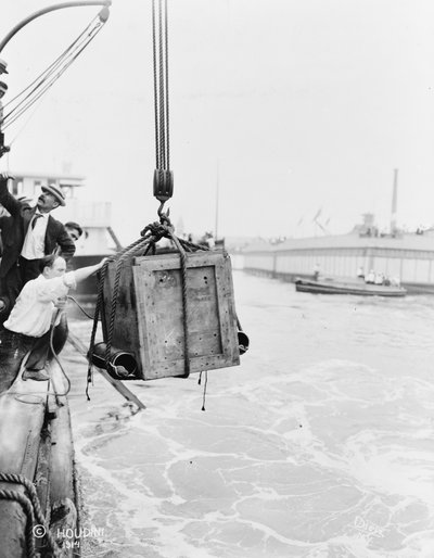 Krat met Harry Houdini, wordt neergelaten in New York Bay, 1912 door Dietz