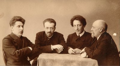 Groepsportret van de dichters Alexander Blok (1880-1921), Georgii Chulkov (1879-1939), Konstantin Erberg (1871-1942) en Fyodor Sologub (1863-1927) door Dmitri Spiridonovich Zdobnov