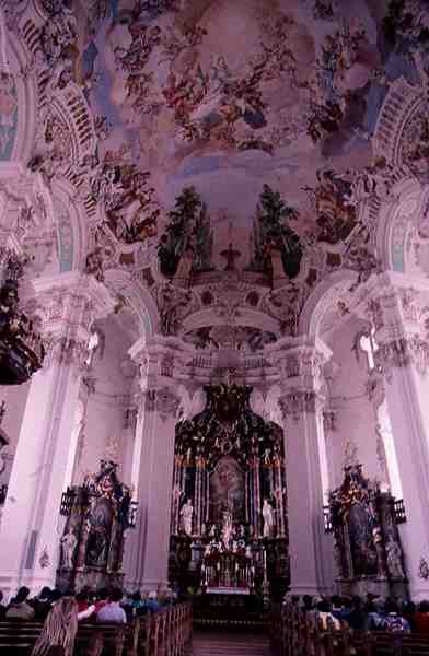Rococo interieur van de kerk, begonnen in 1727 door Dominikus Zimmermann