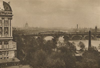 Adelphi Terrace kijkt uit over de rivier oostwaarts vanaf het Hotel Cecil naar de Tower Bridge, ca. 1935 door Donald McLeish