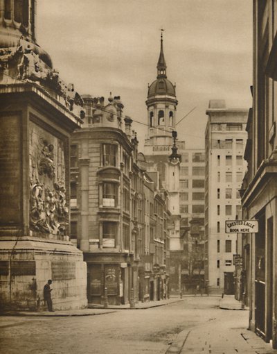 Aan de voet van het monument van Fish Street Hill door Donald McLeish