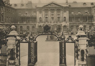 Ingang van Guys Hospital met het standbeeld van de oprichter in het midden van de binnenplaats, c1935 door Donald McLeish
