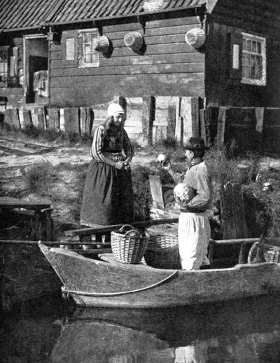 Groenteboer brengt goederen per boot, Marken, Nederland, 1936 door Donald McLeish