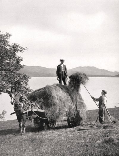 Hooi laden op een wagen aan de oevers van Loch Lomond, Schotland, 1924-1926 door Donald McLeish
