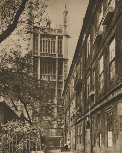 Getorende toren van het archiefkantoor vanaf Cliffords Inn, ca. 1935 door Donald McLeish