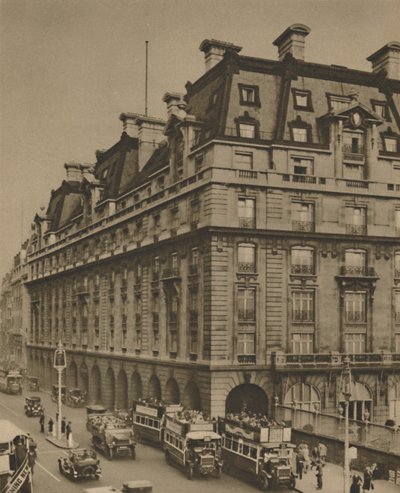 Het Ritz op de locatie van de hotels van vele generaties, c1935 door Donald McLeish
