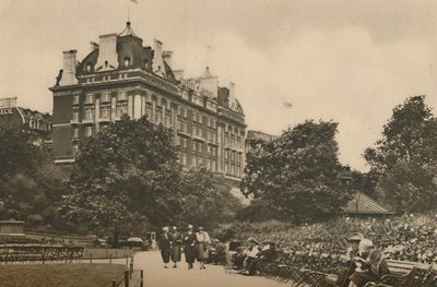 Villiers Street-sectie van de Victoria Garden en een uitzicht op het Cecil Hotel, ca. 1935 door Donald McLeish