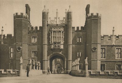 Wolseys westgevel van Hampton Court Palace en de opgegraven brug, c1935 door Donald McLeish
