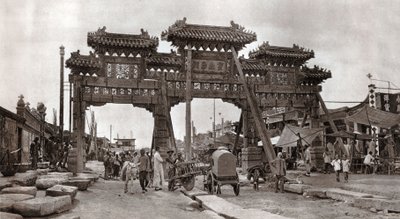 Een straat in de oude stad, Beijing door Donald Mennie