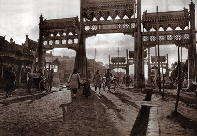 Straat in Peking door Donald Mennie