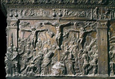 Representatie van de goede dief (Dismas) en de slechte dief (Gesmas), gekruisigd met Jezus Christus. Laag reliëf van de linker preekstoel, ca. 1460 door Donatello