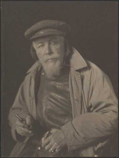 [Bebaarde man met pet en pijp (waarschijnlijk een oude zeekapitein)]. door Doris Ulmann