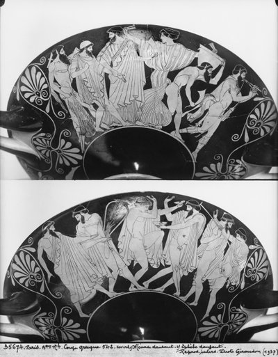 Attische roodfigurige beker die Dionysos toont die Hephaistos terugbrengt naar de Olympus, c.480 v.Chr. aardewerk bw foto door Douris