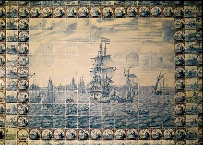 Delfts tegelpaneel uit de badkamer met een scheepvaarttafereel (faience) door Dutch School