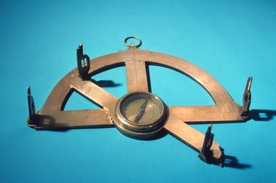 Grafometer of clinometer (messing, glas en staal) door Dutch School
