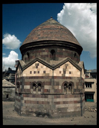 Achthoekig Mausoleum van Sultan Turbesi door Dynasty Seljuq