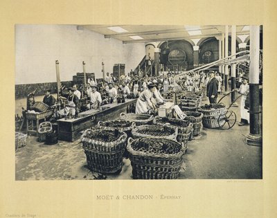 Champagne bottelen, uit La France Vinicole, uitgegeven door Moet & Chandon, Epernay door E.M. Choque