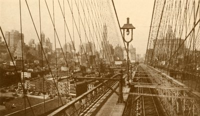 Lower Manhattan gezien door het netwerk van kabels op de Brooklyn Suspension Bridge door ENA