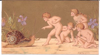 Een Victoriaanse wenskaart van vier naakte feeën die een slak plagen tegen een gouden achtergrond, c.1895 door E. Gertrude Thompson