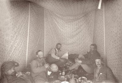 Leden van de Arabah Survey expeditie in hun tent, 1883 door E. Gordon Hull