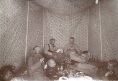 Leden van de Arabah Survey expeditie ontspannen in hun tent, 1883 zwart-wit foto door E. Gordon Hull