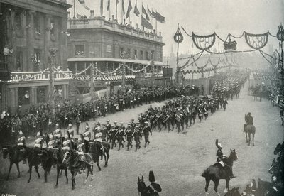 Het marinecontingent steekt de London Bridge over naar Southwark, Londen, 1897 door E. and S. Woodbury