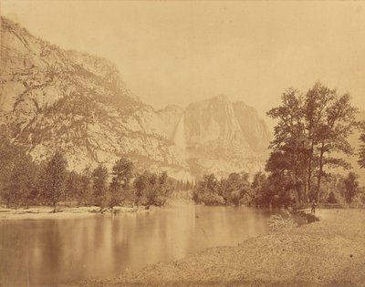 Watervallen van de Yosemite. (Grote grizzlybeer.) 2600 voet waterval. door Eadweard J. Muybridge