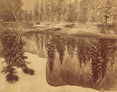 Tutokanula.  Vallei van de Yosemite.  (Het Grote Hoofd) - "El Capitan" - Weerspiegeld in de Merced. door Eadweard J. Muybridge