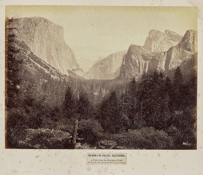 Yo-Sem-i-te Vallei, Californië. Uitzicht vanaf het Mariposa-pad. Tis-sa-ack, Tu-toch-ah-nu-lah, Loya, Pohono door Eadweard J. Muybridge