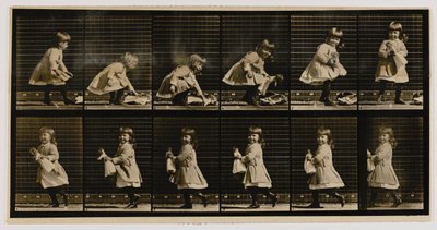 Kind dat een pop optilt, zich omdraait en wegloopt, uit het boek Animal Locomotion door Eadweard Muybridge