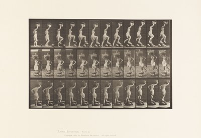Plaat 179. Op een rots stappen en eroverheen, een mand op het hoofd door Eadweard Muybridge