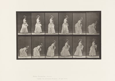 Buk en til zakdoek op; parasol in linkerhand door Eadweard Muybridge