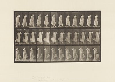 Lopen, linkerhand houdt jurk vast, rechterhand aan gezicht door Eadweard Muybridge