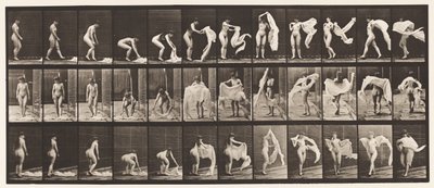 Plaat 419. Toilet, bukken, een omslagdoek om de schouders gooien door Eadweard Muybridge