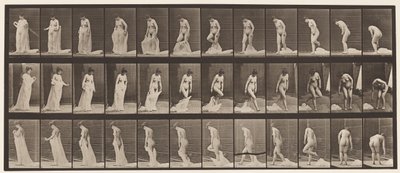 Toilet; Kleding Uittrekken door Eadweard Muybridge