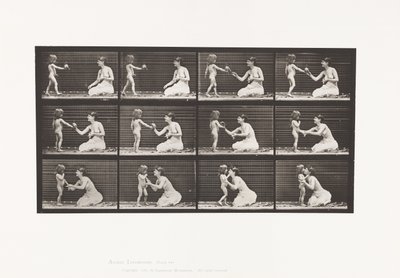 Twee modellen, kind brengt boeket door Eadweard Muybridge