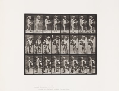 Kind, water over bloemen sprenkelen door Eadweard Muybridge