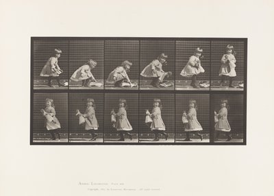 Plaat 481. Kind, een pop optillen, draaien en weglopen, 1885 door Eadweard Muybridge