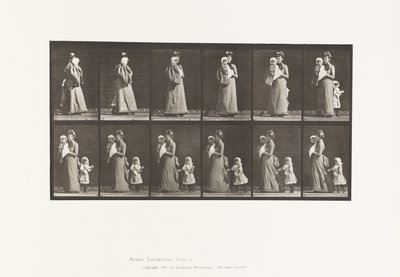 Plaat 52. Lopen met kind, omdraaien; een ander kind houdt zich vast aan jurk door Eadweard Muybridge