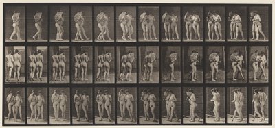 Plaat 54. Lopen, twee modellen, een flirtend met een waaier, arm in arm door Eadweard Muybridge